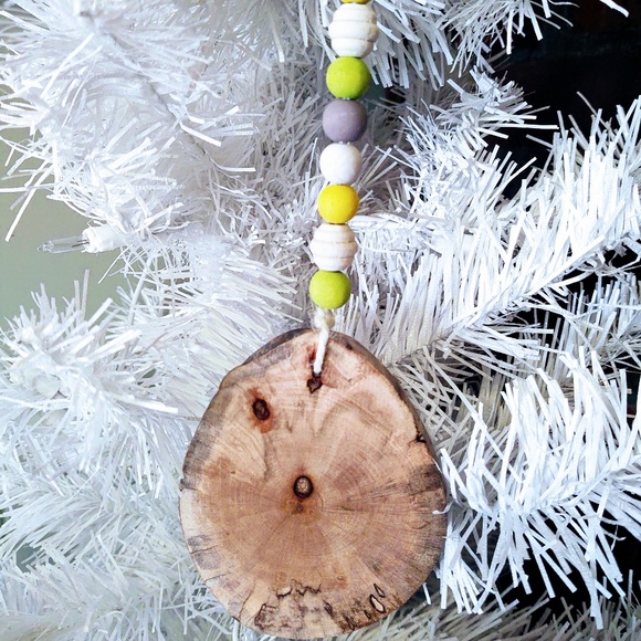 HAND CRAFTED SPRING/EASTER FLORAL PAINTED BEADS WOOD ORNAMENT/TIERED TRAY DECOR - Picture 4 of 4